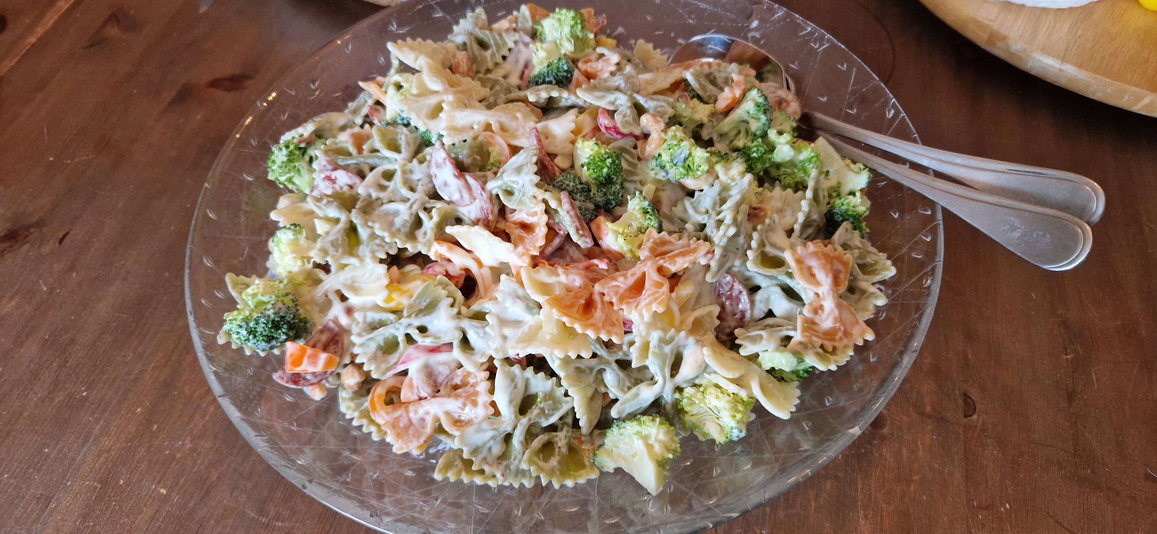 Kremet pasta og broccoli salat
